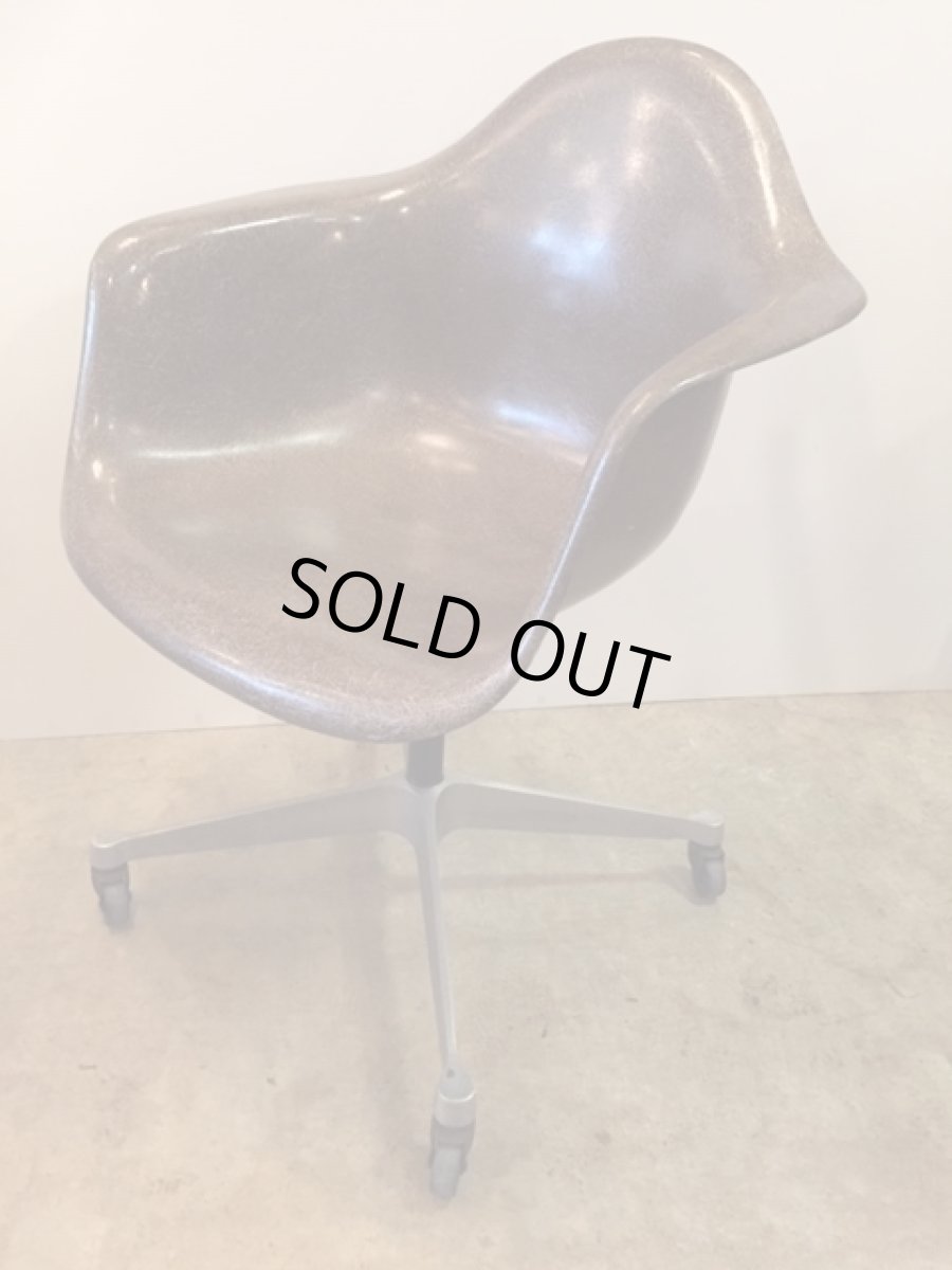 画像1: "Herman Miller" Eames Arm Shell Chair (1)