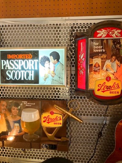 画像2:  “Stroh's” Beer Sign