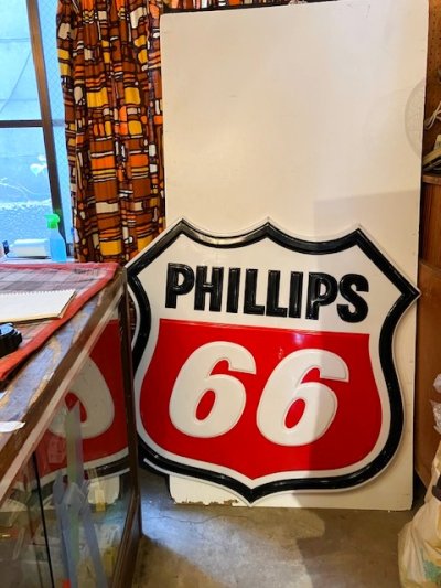 画像3:  “PHILLIPS” 66 Sign
