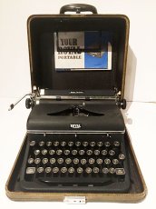 画像1: "ROYAL" Vintage Typewriter (1)