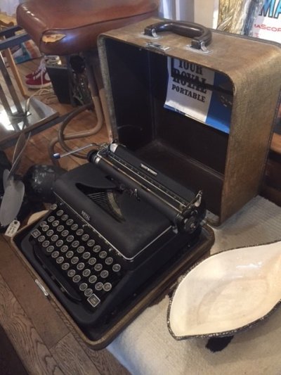 画像2: "ROYAL" Vintage Typewriter