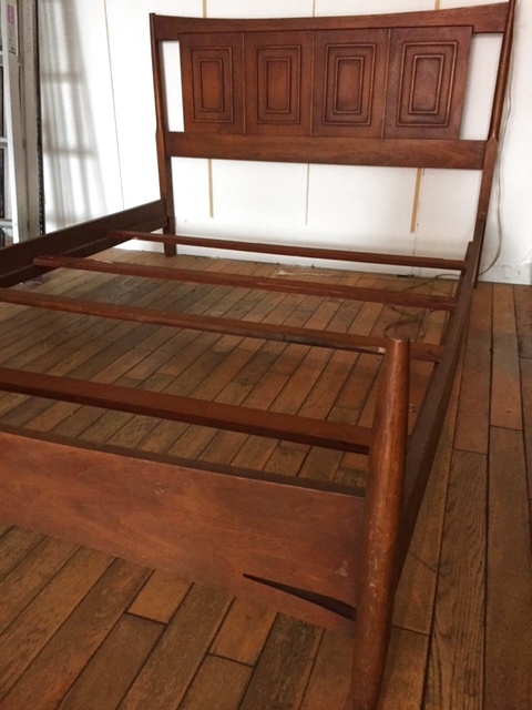 画像1: "BROYHILL"Bed Frame (1)